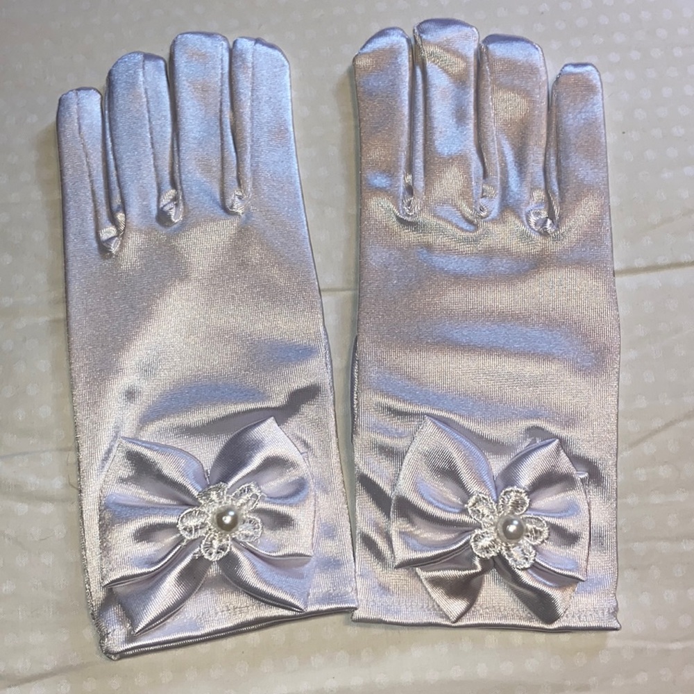 Small white gloves for girls